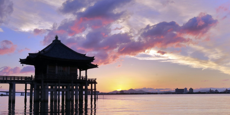 Hồ nước được đặt tên theo loại đàn truyền thống của NB - Hồ Biwa